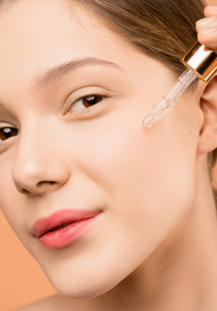 Illustration showing correct skincare layering order from cleanser to sunscreen.